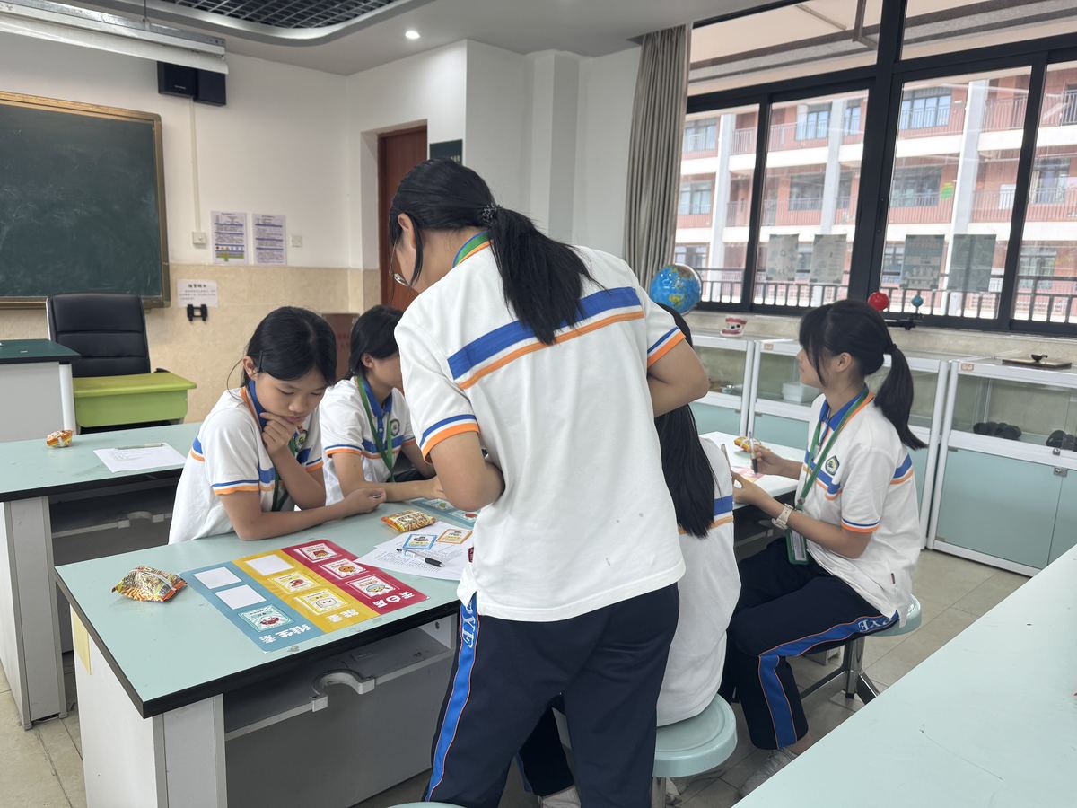 Pupils working in pairs through a NutriEmpower round in their classroom